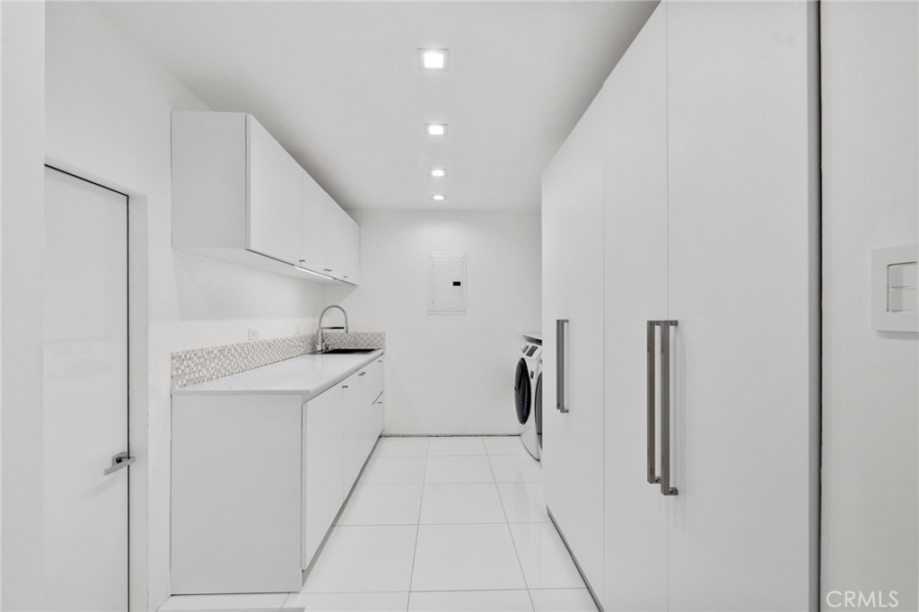 1046 N Hillcrest Road