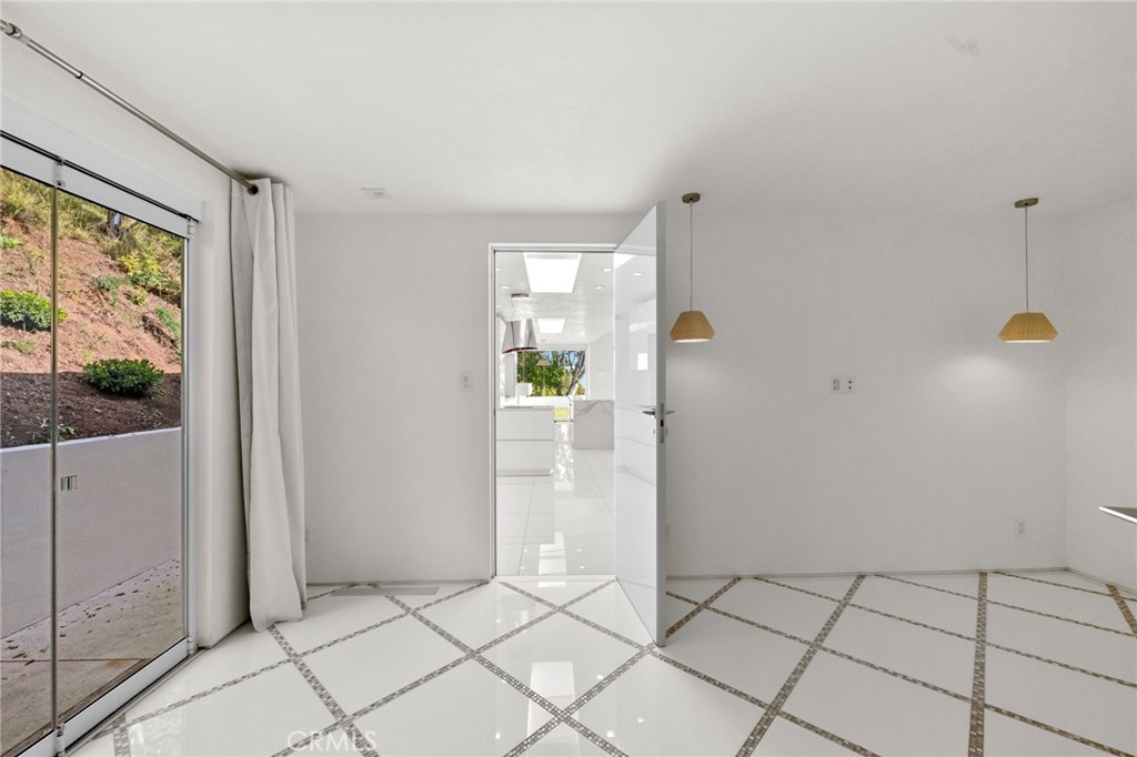 1046 N Hillcrest Road