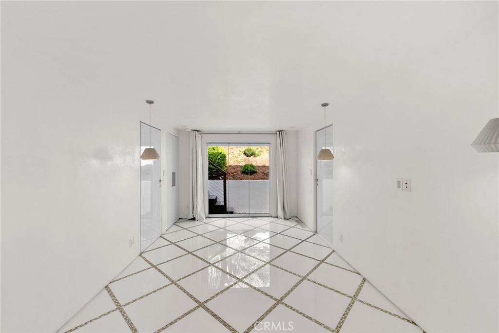 1046 N Hillcrest Road