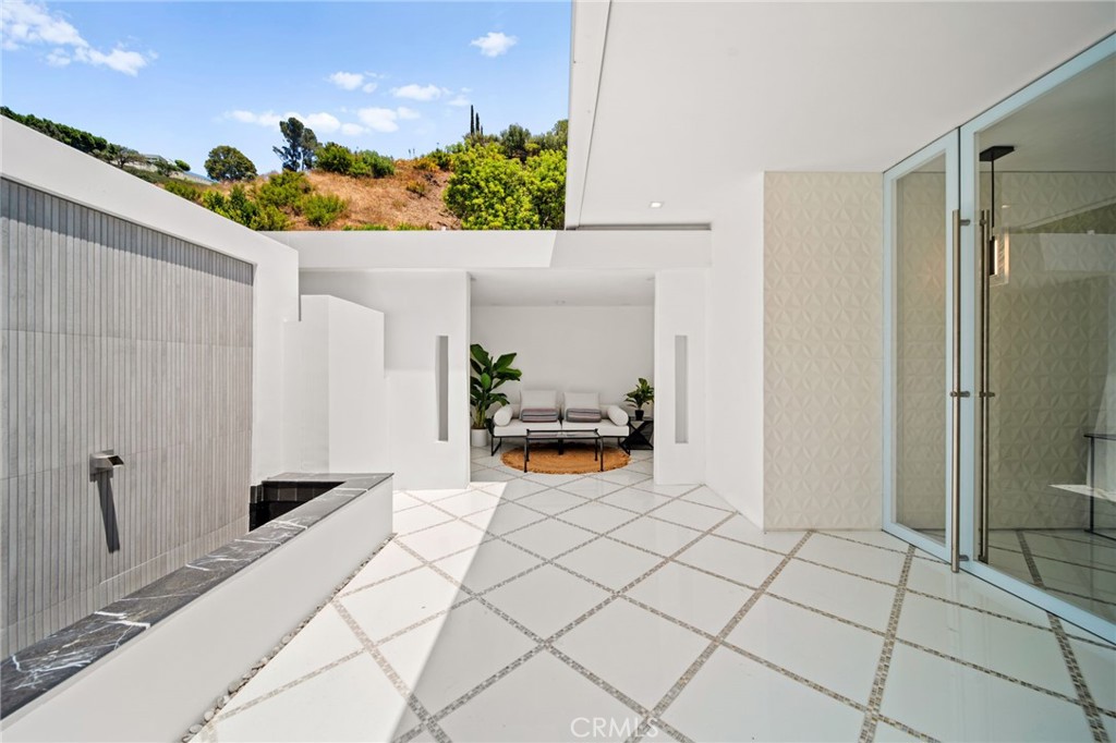 1046 N Hillcrest Road