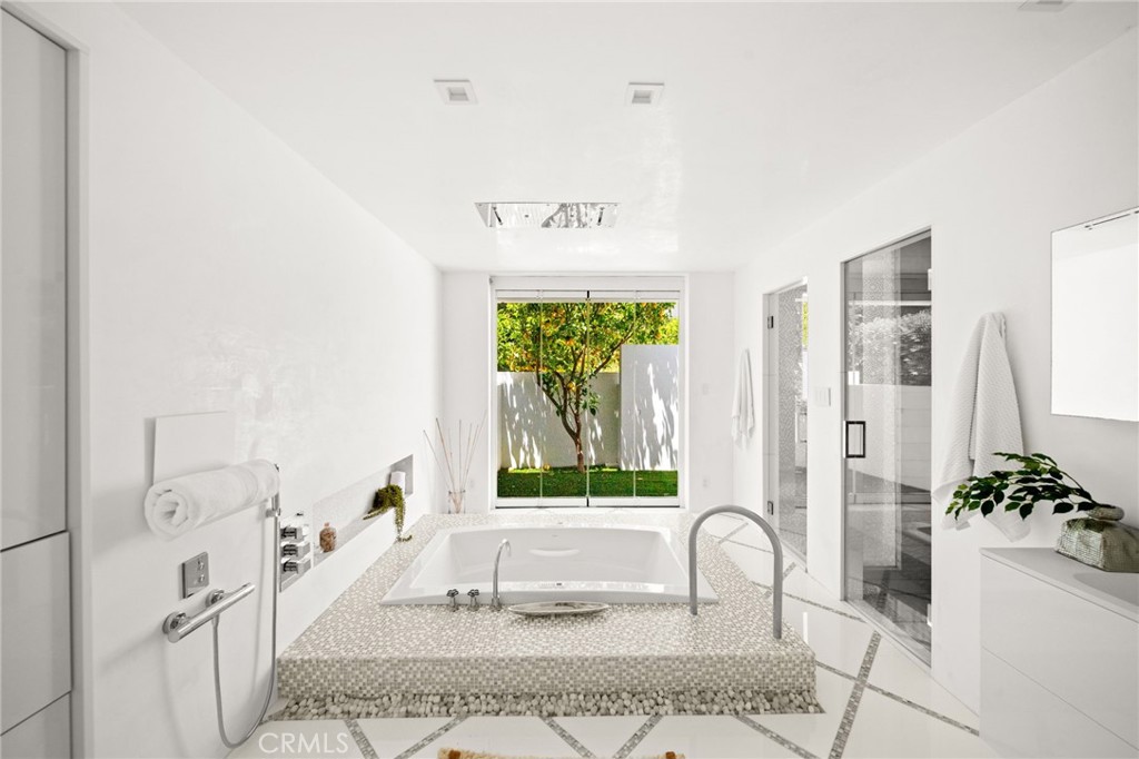 1046 N Hillcrest Road