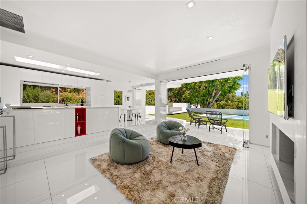 1046 N Hillcrest Road