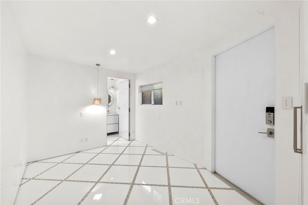 1046 N Hillcrest Road