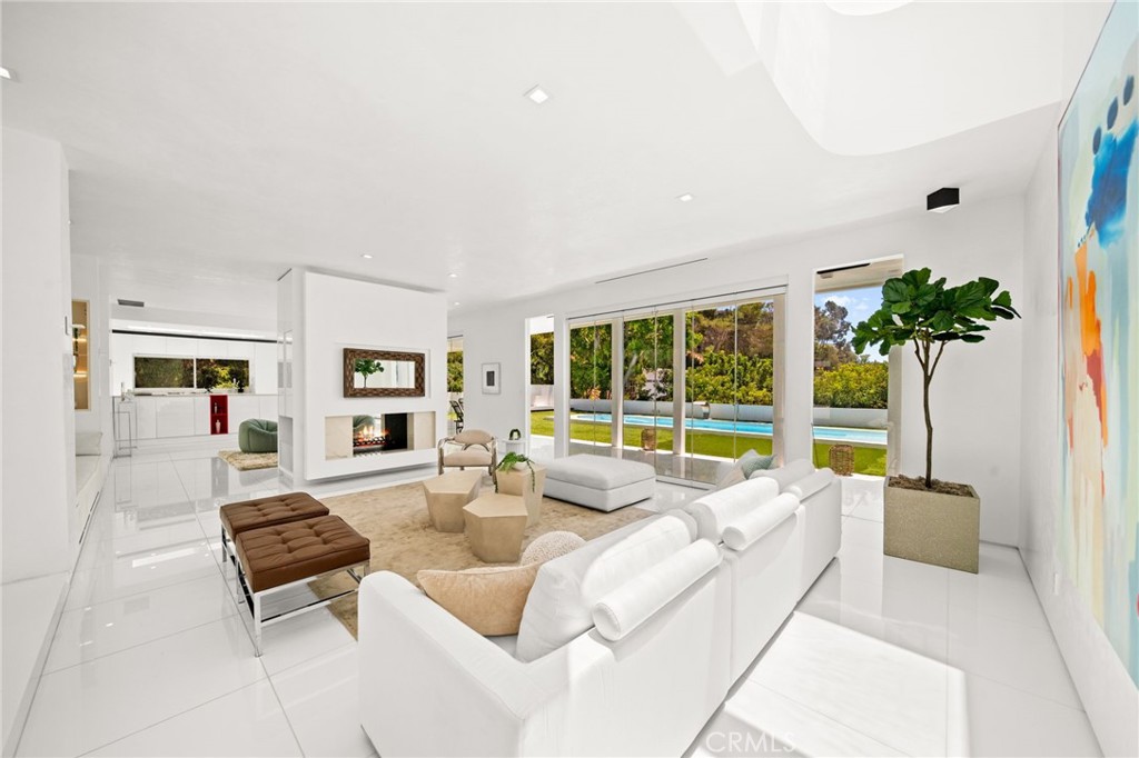 1046 N Hillcrest Road