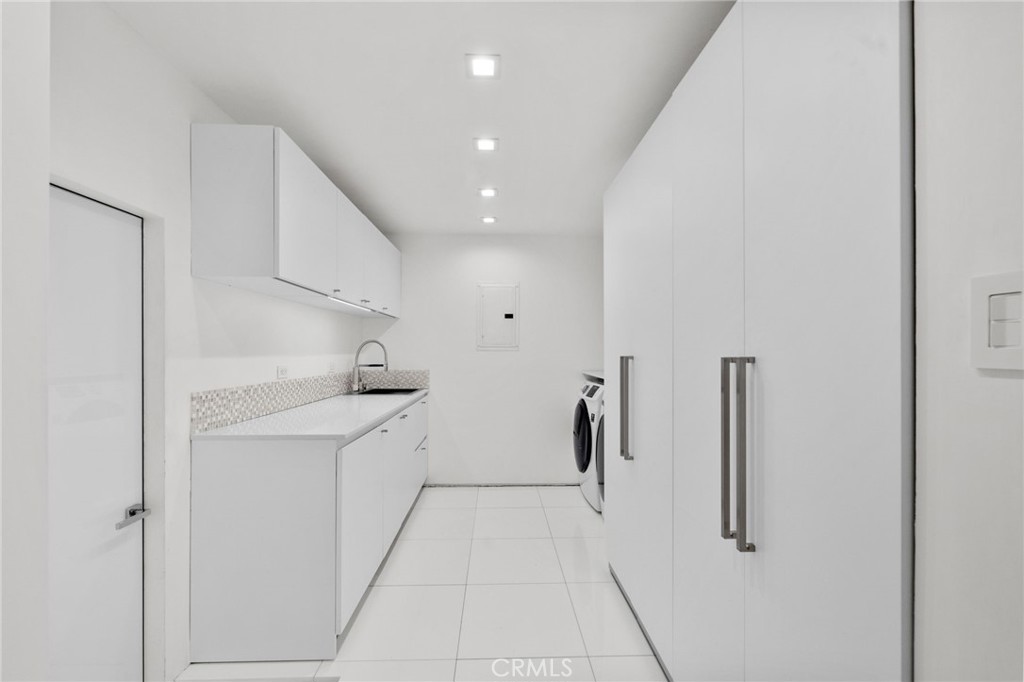 1046 N Hillcrest Road