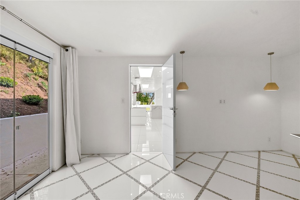 1046 N Hillcrest Road