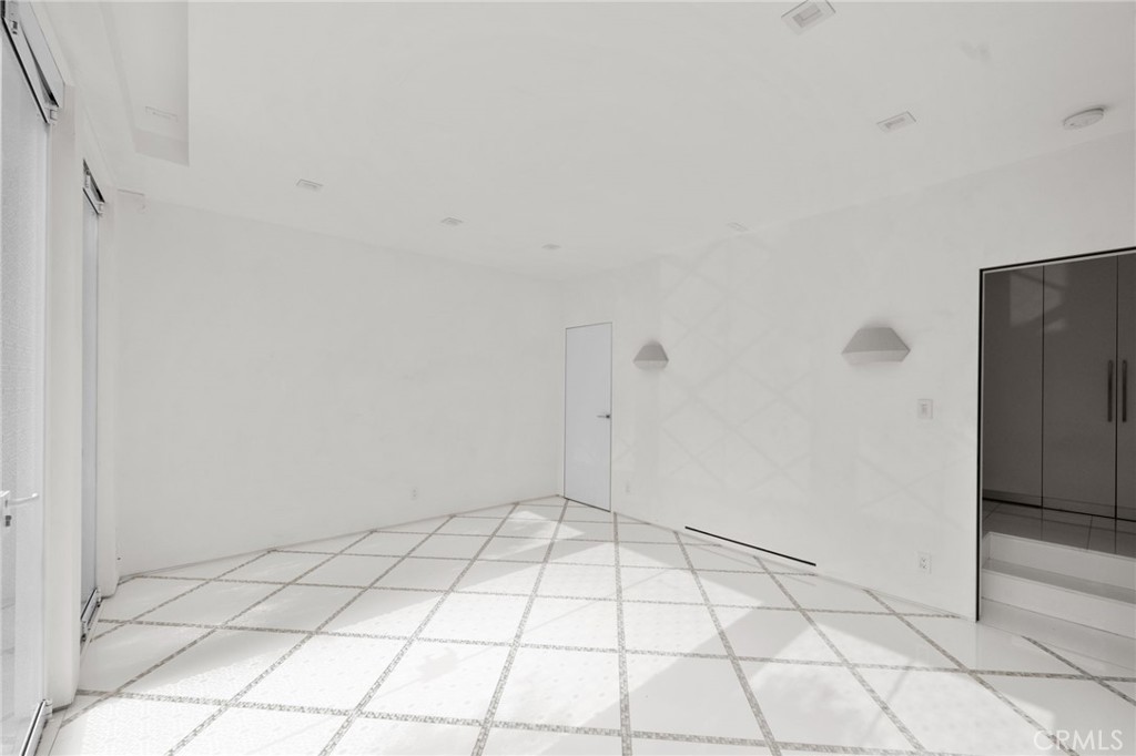 1046 N Hillcrest Road