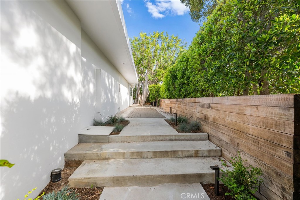 1046 N Hillcrest Road