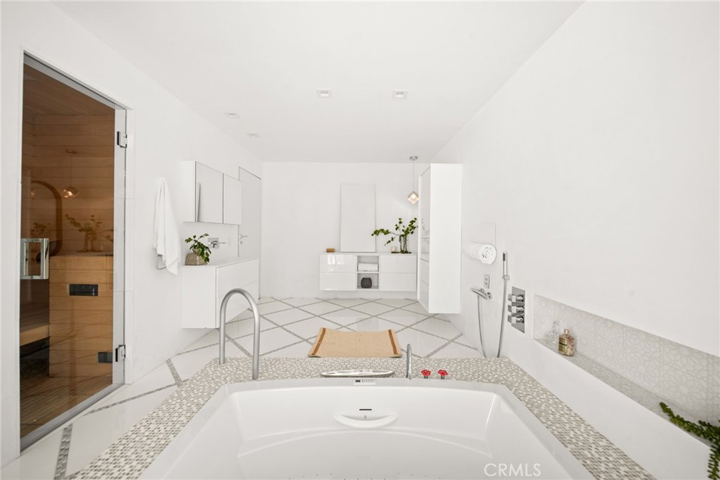 1046 N Hillcrest Road