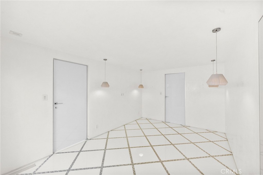 1046 N Hillcrest Road