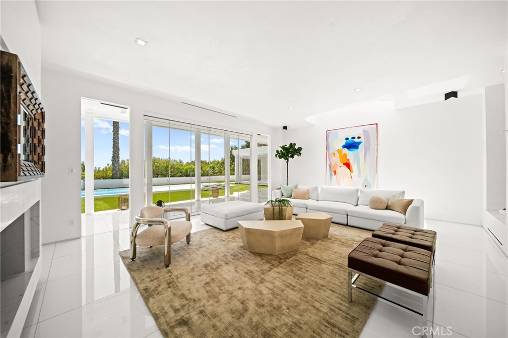 1046 N Hillcrest Road