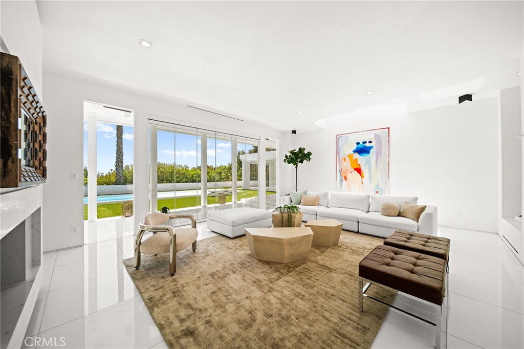 1046 N Hillcrest Road