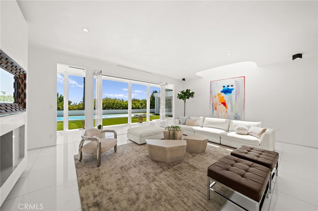 1046 N Hillcrest Road