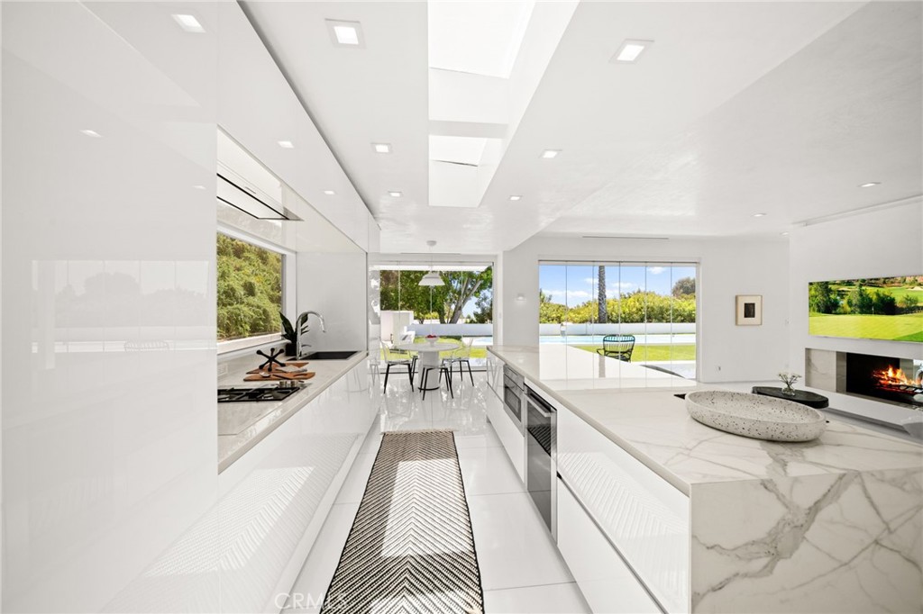 1046 N Hillcrest Road