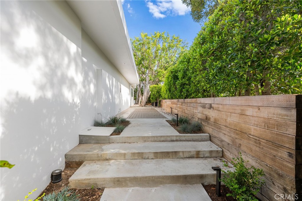 1046 N Hillcrest Road