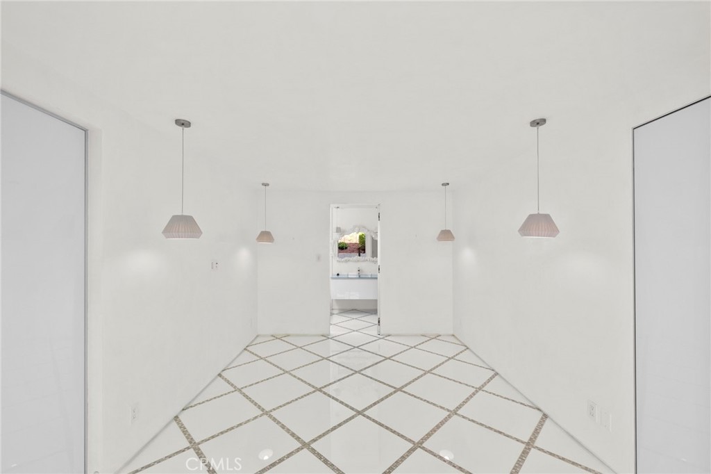 1046 N Hillcrest Road