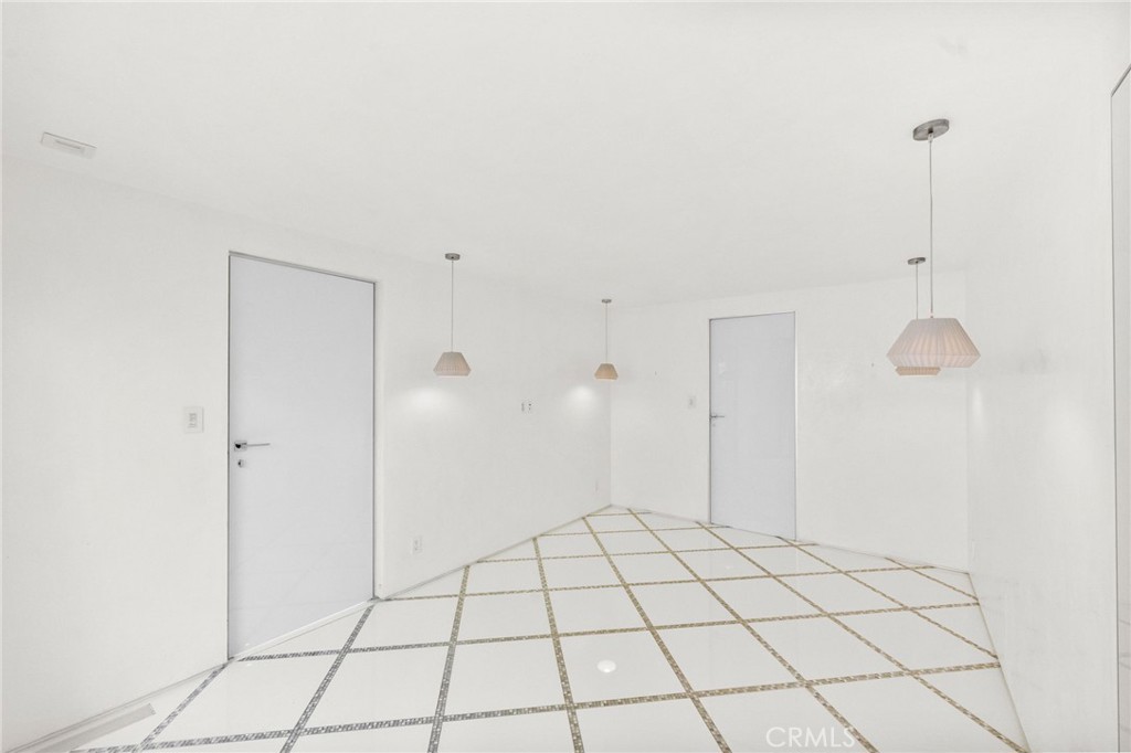 1046 N Hillcrest Road