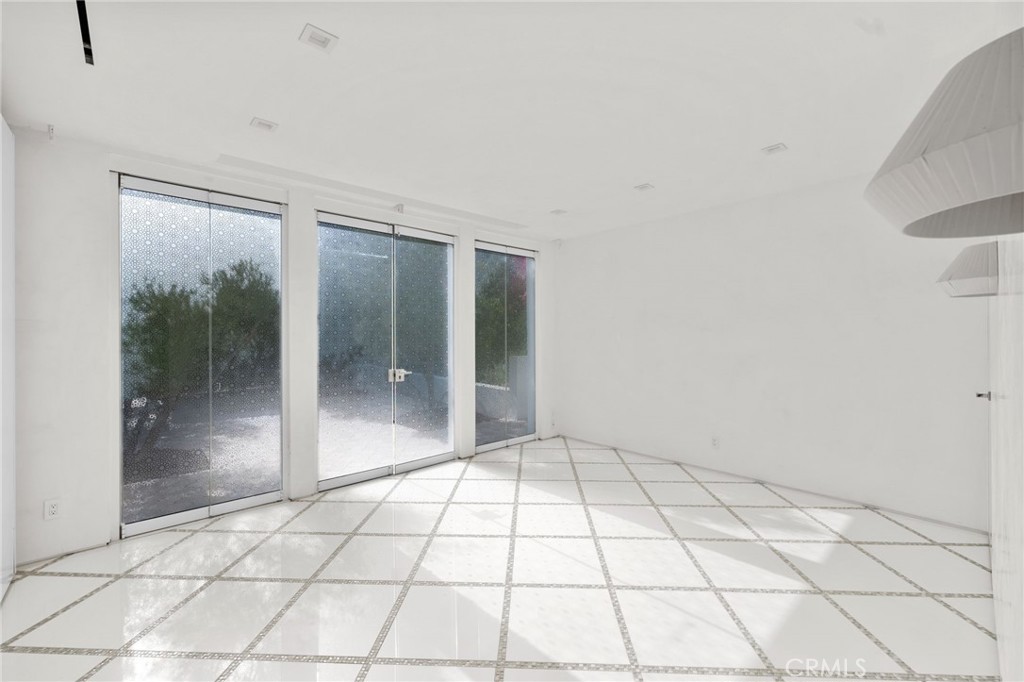 1046 N Hillcrest Road