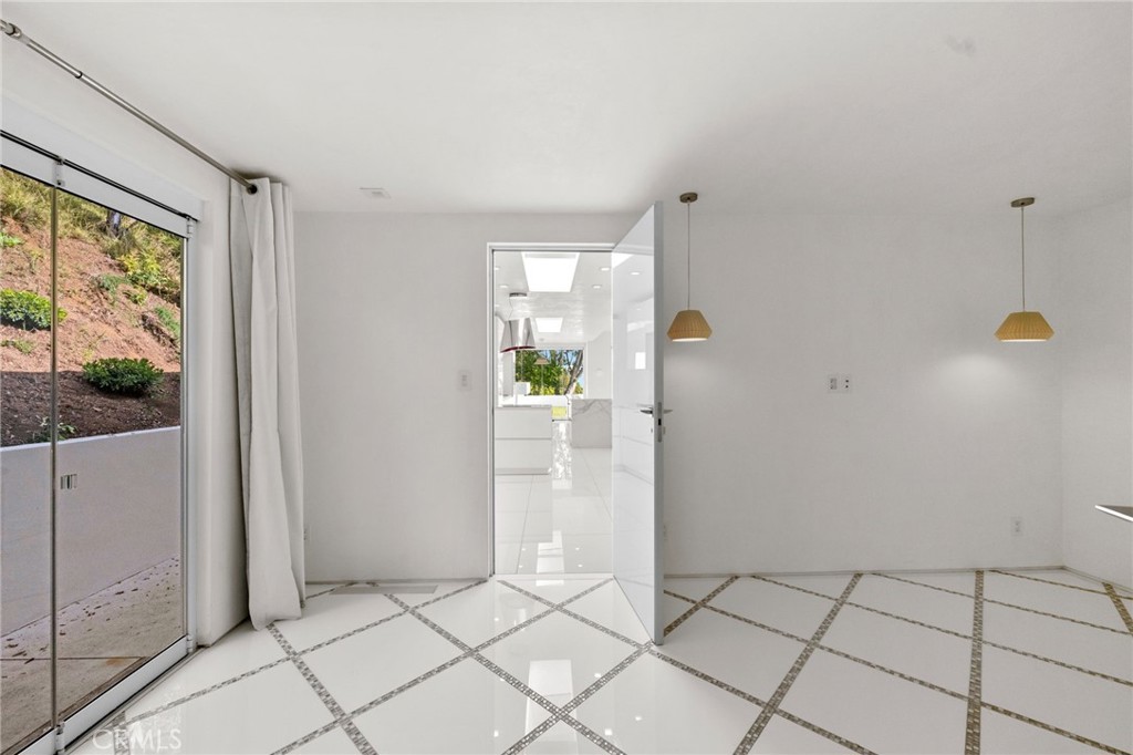 1046 N Hillcrest Road