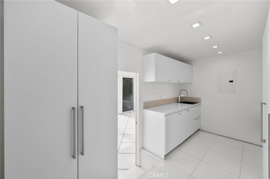 1046 N Hillcrest Road