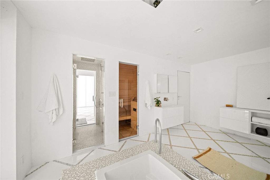 1046 N Hillcrest Road