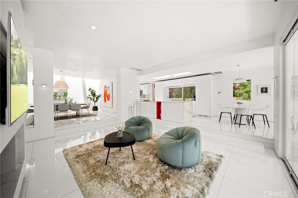 1046 N Hillcrest Road