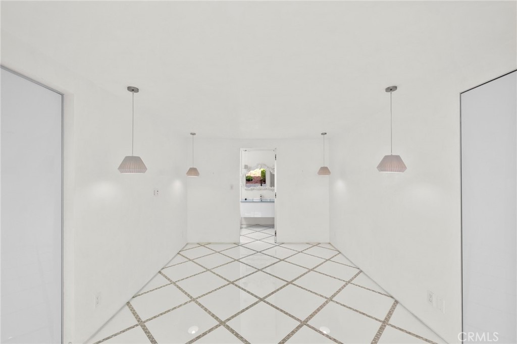 1046 N Hillcrest Road