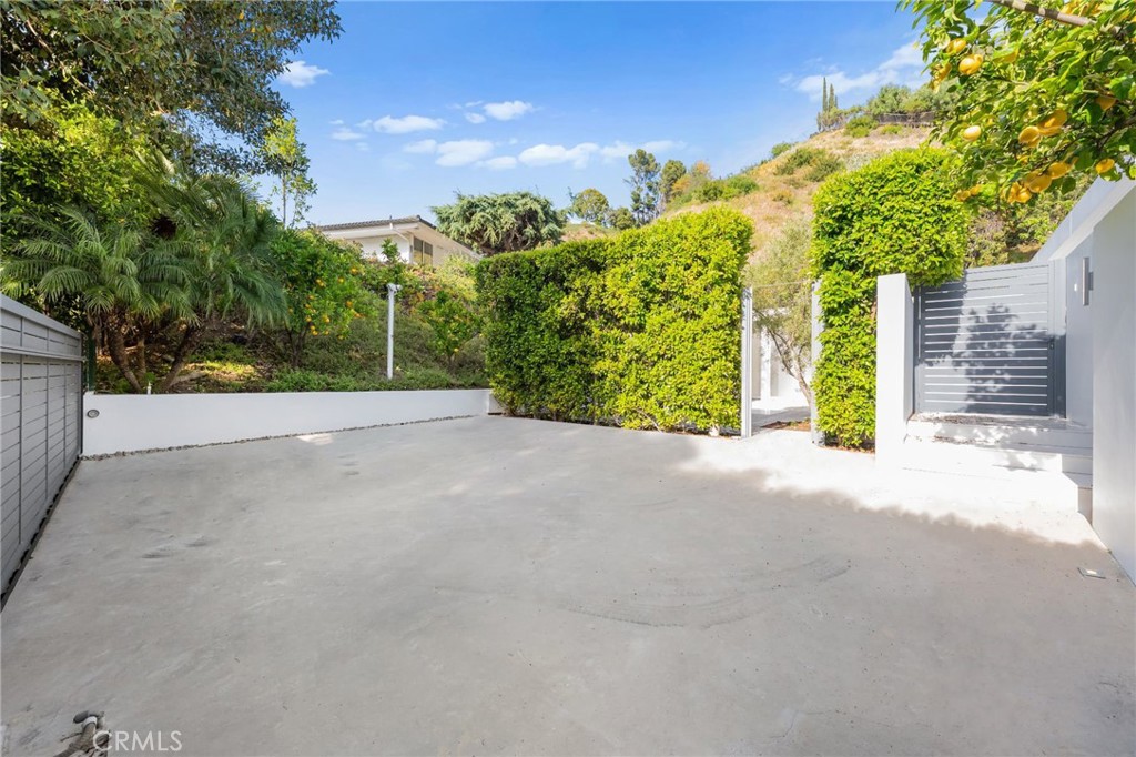 1046 N Hillcrest Road