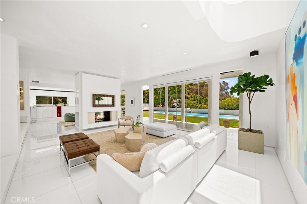 1046 N Hillcrest Road