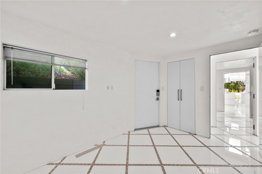 1046 N Hillcrest Road