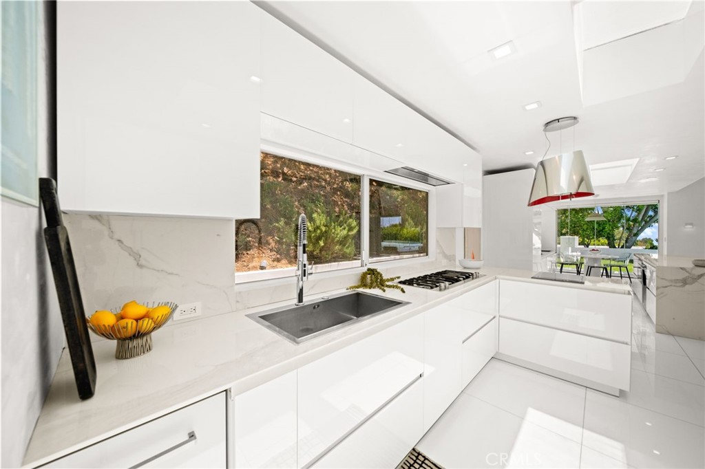 1046 N Hillcrest Road