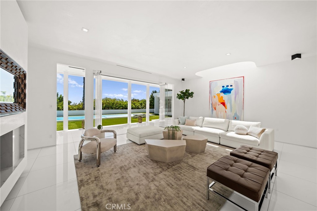 1046 N Hillcrest Road