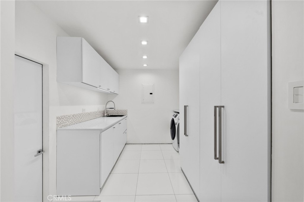 1046 N Hillcrest Road