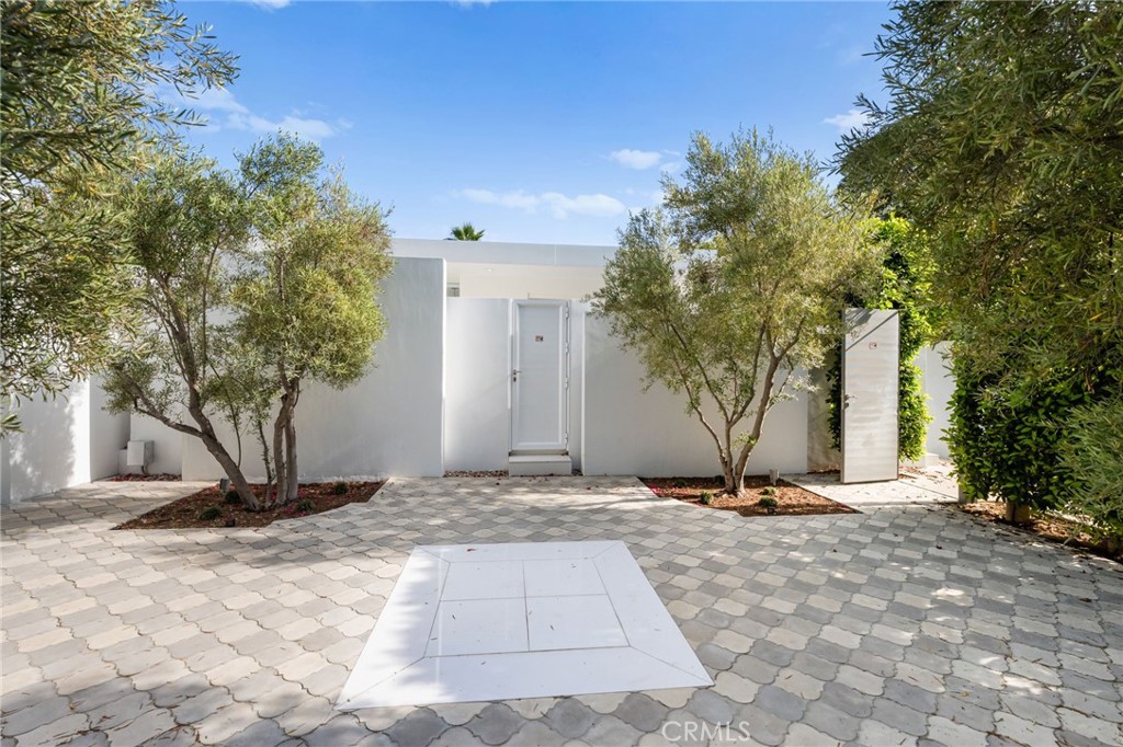 1046 N Hillcrest Road