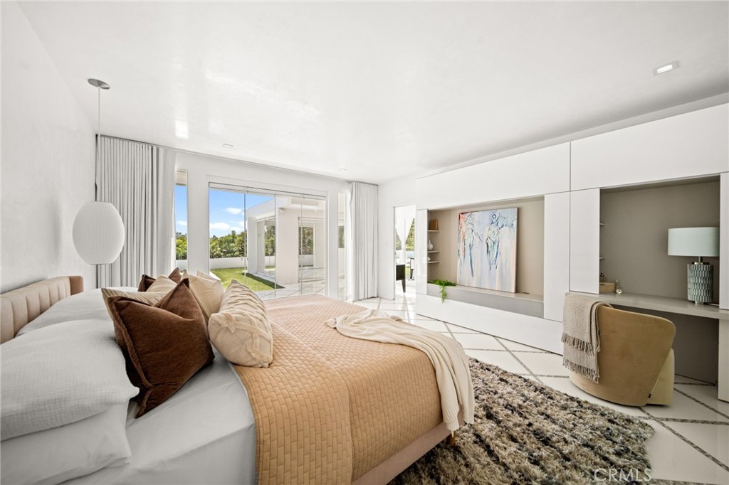 1046 N Hillcrest Road