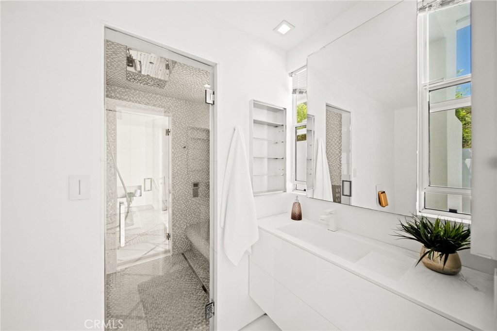 1046 N Hillcrest Road