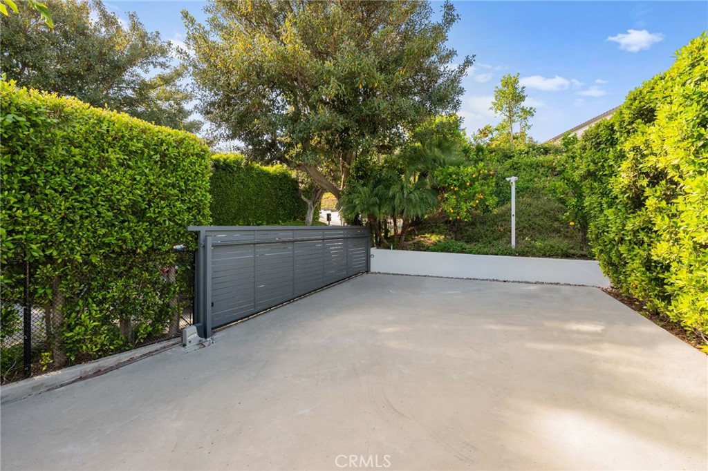 1046 N Hillcrest Road