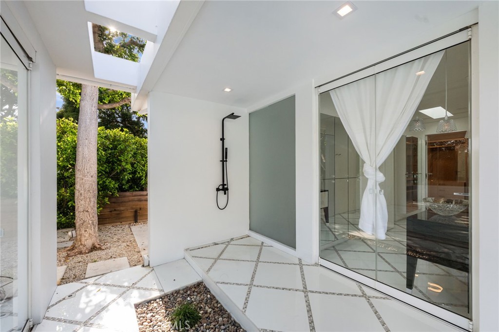 1046 N Hillcrest Road