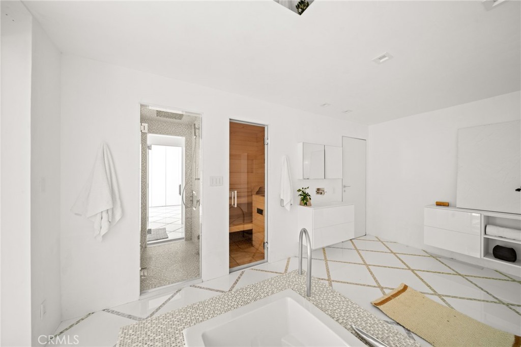 1046 N Hillcrest Road