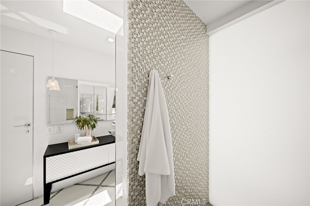 1046 N Hillcrest Road