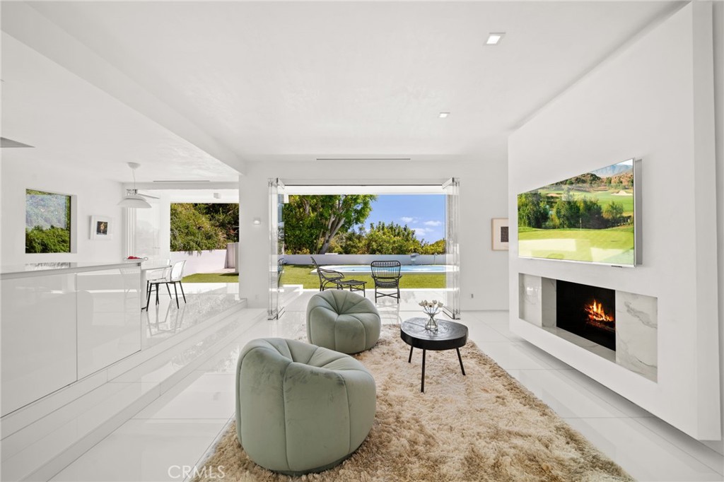 1046 N Hillcrest Road