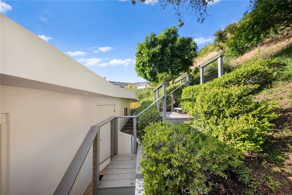 1046 N Hillcrest Road