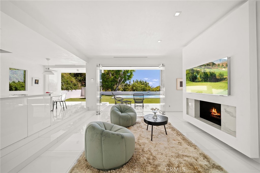 1046 N Hillcrest Road