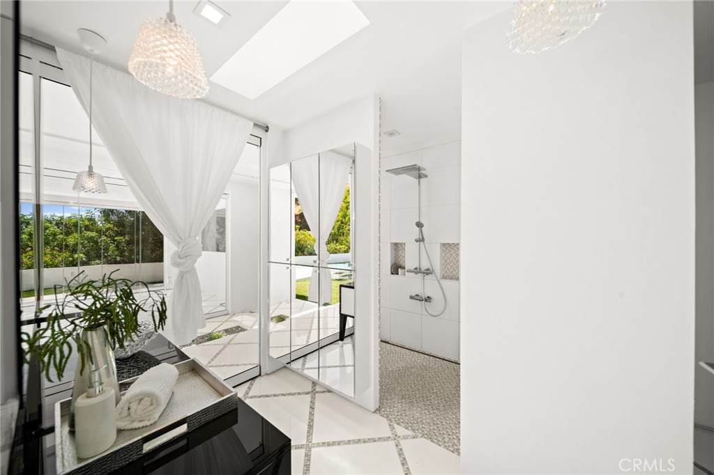 1046 N Hillcrest Road