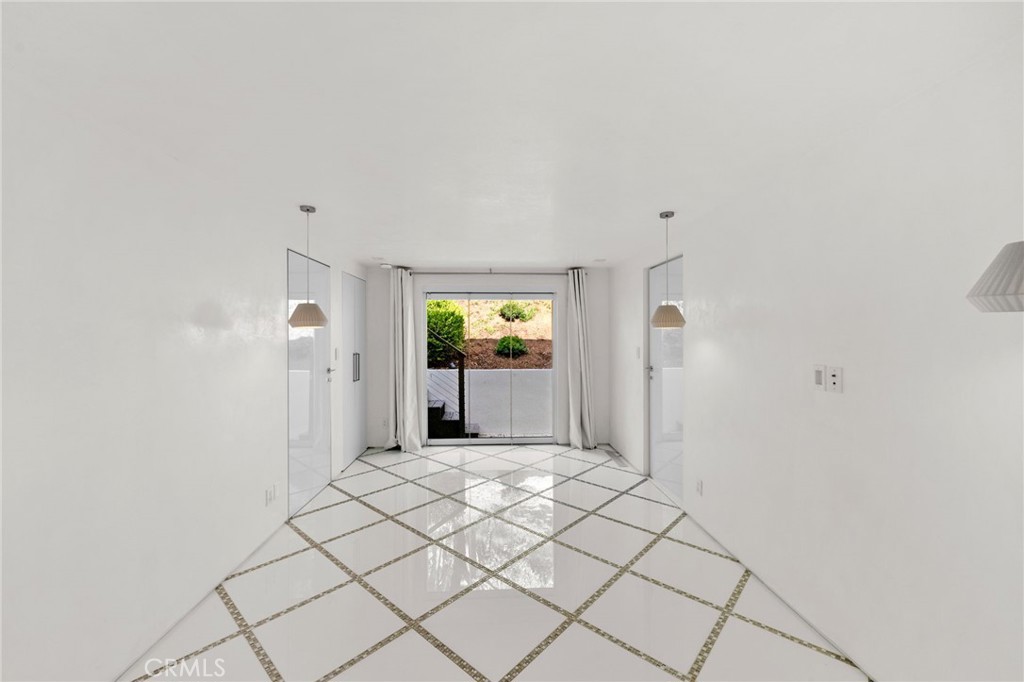 1046 N Hillcrest Road