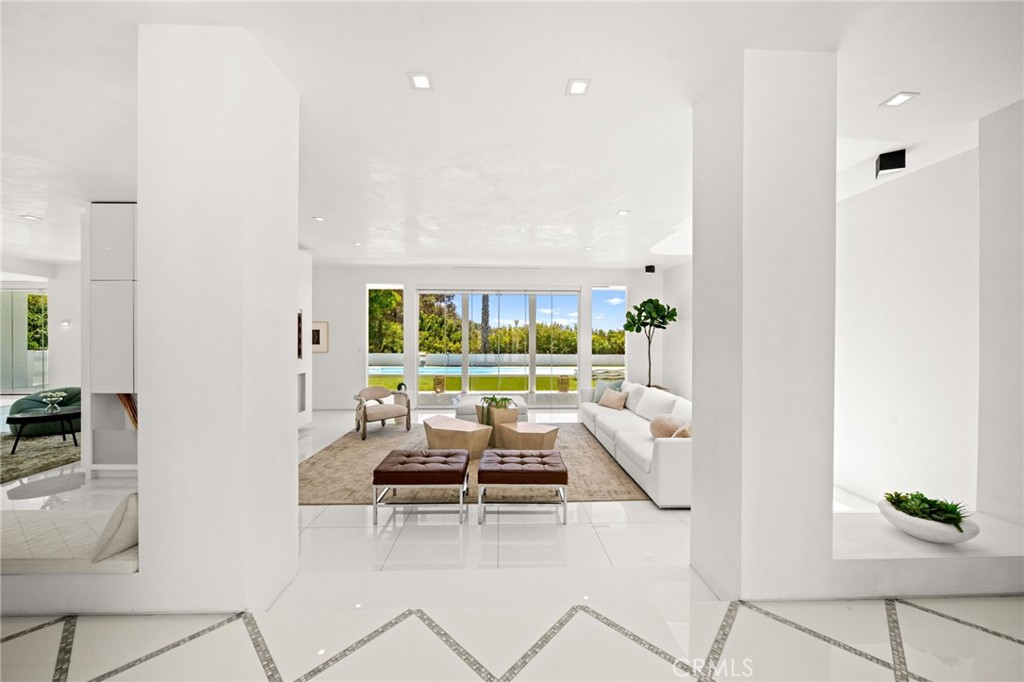 1046 N Hillcrest Road