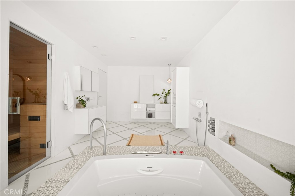 1046 N Hillcrest Road