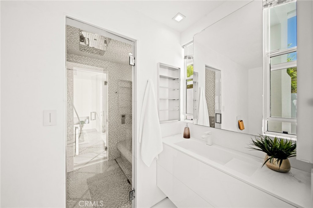 1046 N Hillcrest Road