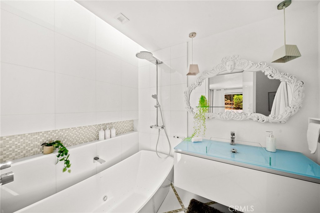 1046 N Hillcrest Road