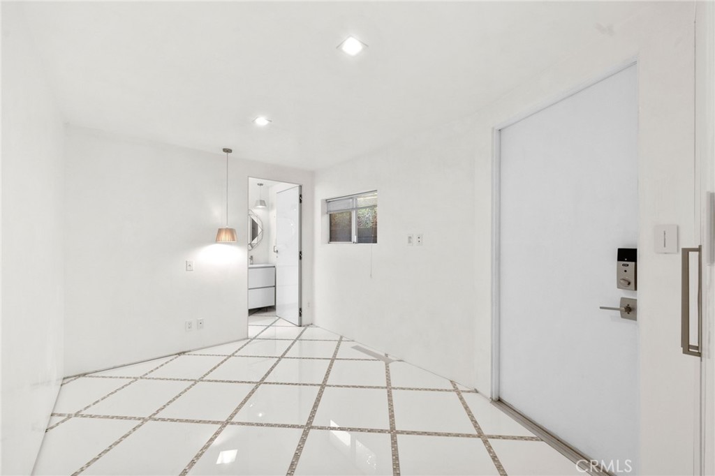 1046 N Hillcrest Road